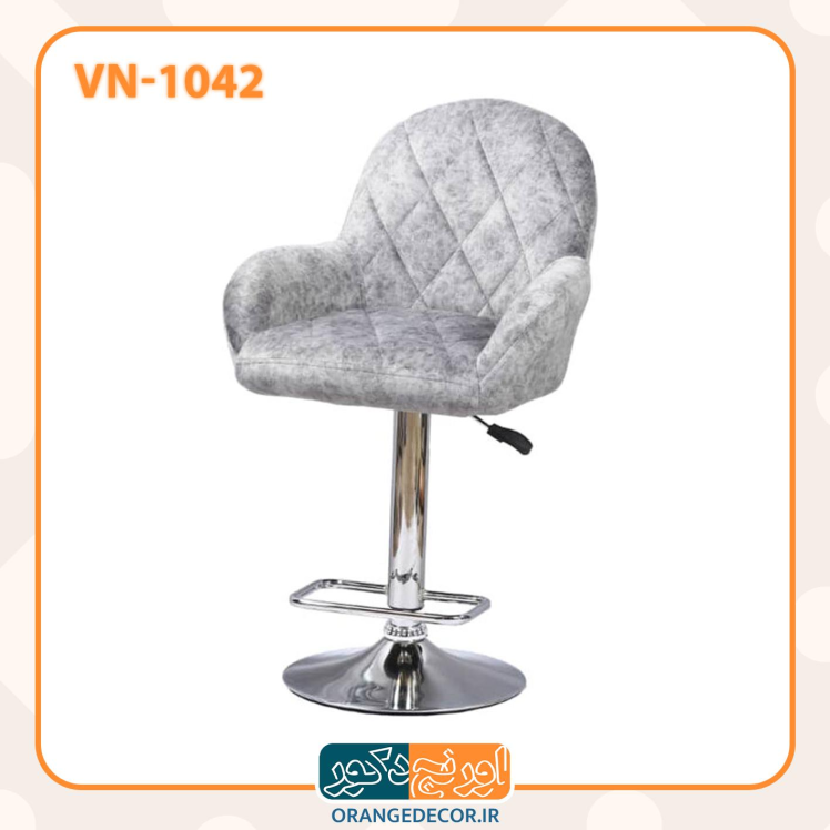 صندلی بالکون مدرن با پشت و نشیمن ترمهٔ رمادی، طراحی ریخته‌شده (quilted)، چارچوب فلزی شفاف قابل تنظیم و پایه متحرک.