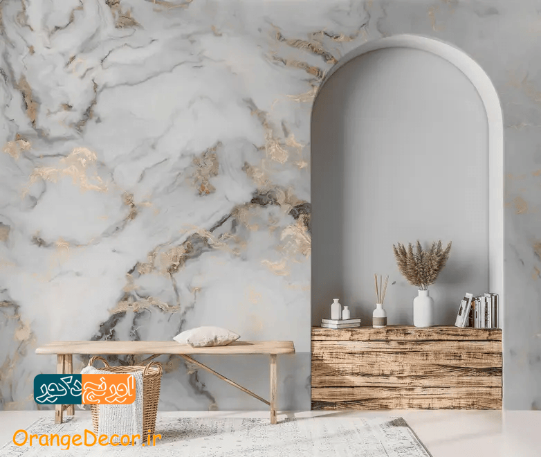 استفاده از مابل شیت طرح سنگ روشن با رگه های طلایی در دیوار در کنار یک طاق کرو در سمت راست و یک شبف چوبی