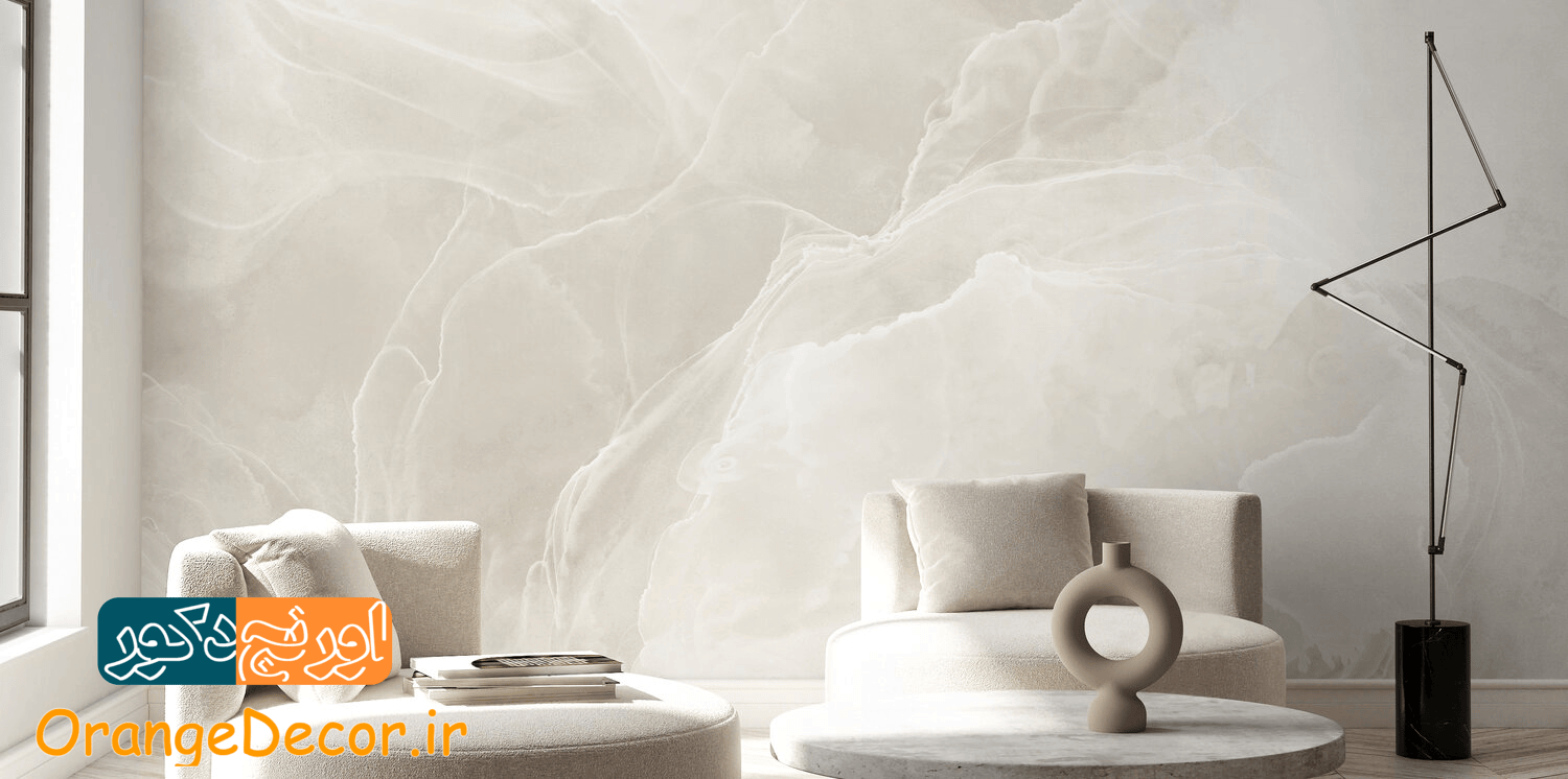 نمونه پیاده سازی شده ماربل شیت طرح سنگ روشن با رگه های سفید و کرم رنگ در پشت دیوار پدیرایی با مبلمان کرم در روبروی دیوار