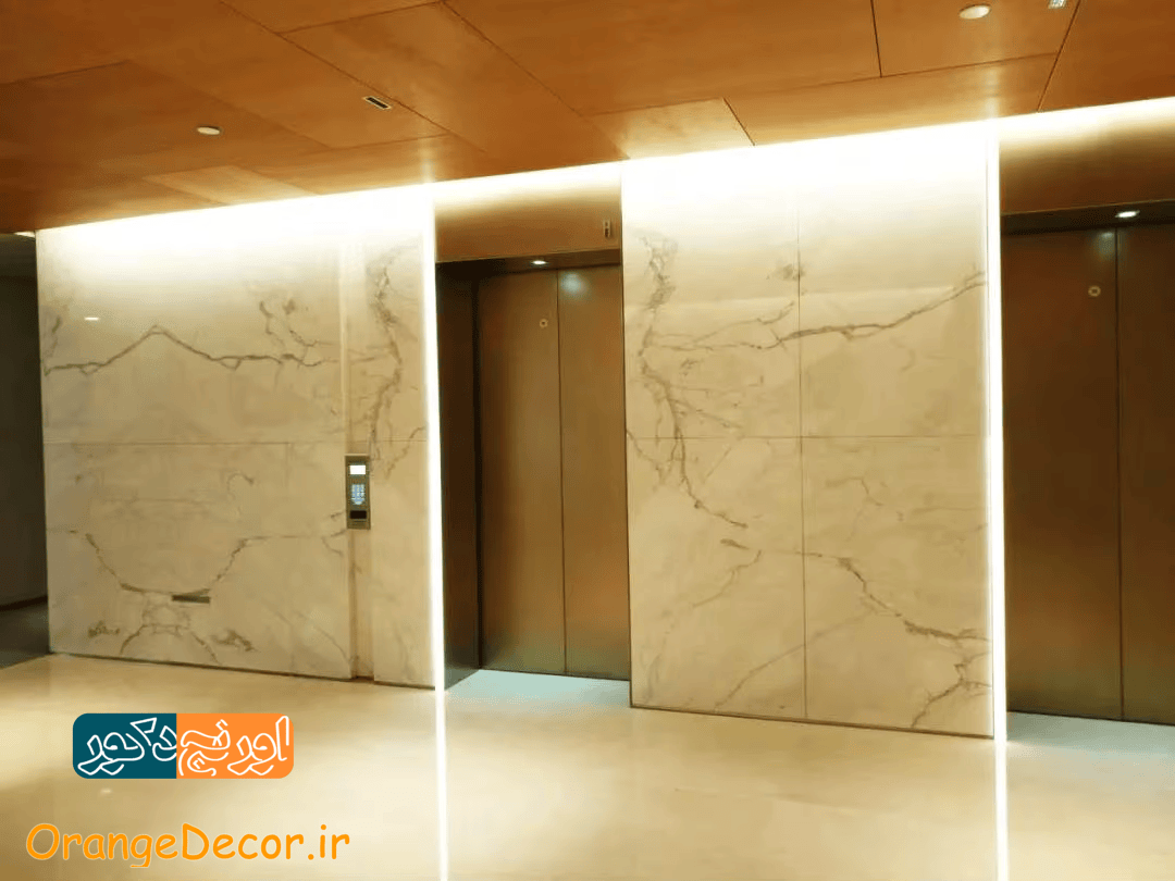 نمونه استفاده از ماربل شیت برای فضای بین ورودی های آسانسور با ماربل شیت سفید با رکه های خاکستری نازک و نوپردازی زرد از بالا